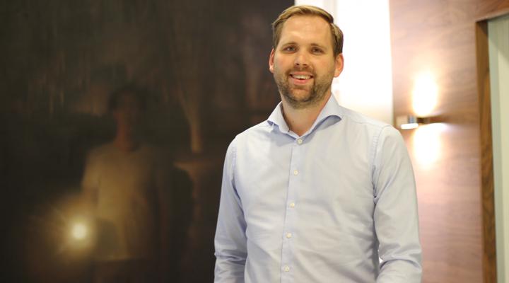 Andreas Ulvestad, rådgiver ved Sparebanken Møre sitt kontor i Spjelkavika, gir gode råd til deg som skal kjøpe bolig for første gang. 