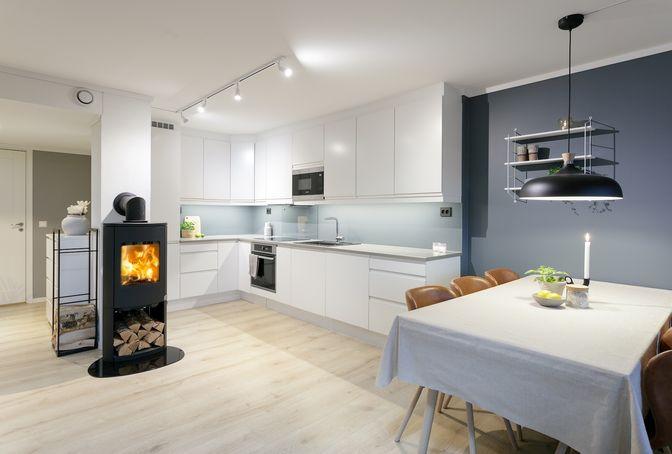 Kjøkkenet er utstyrt med integrerte hvitevarer, herunder komfyr, platetopp, oppvaskmaskin, mikrobølgeovn og kjøl/fryseskap