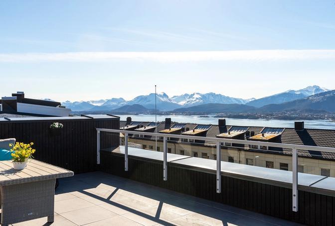 Terrasse ble oppgradert i 2021 med bl.a. ny tekking, fliser på pidestaller og rekkverk. Det er strøm og vannuttak på terrasse.
