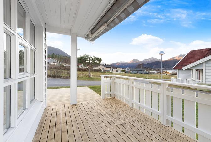 Fin, vestvendt terrasse med utsikt mot fjord og fjell, samt gode solforhold!