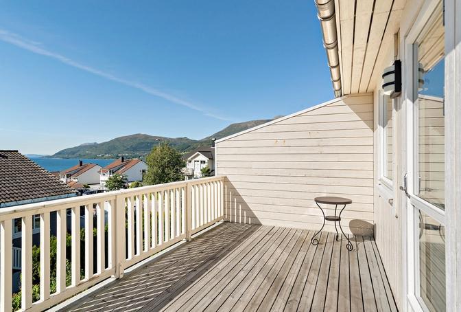 Sydvestvendt terrasse på ca. 13 kvm med gode solforhold og sjøutsikt