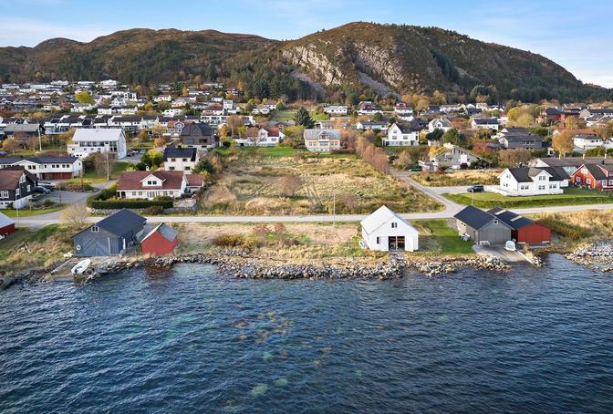 Stort naust med mye potensiale og tomteareal delevis avsatt til naustbebyggelse på Nordstrand