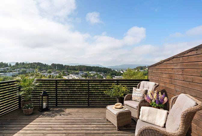 På verandaen kan du nyte gode solforhold og utsikten.