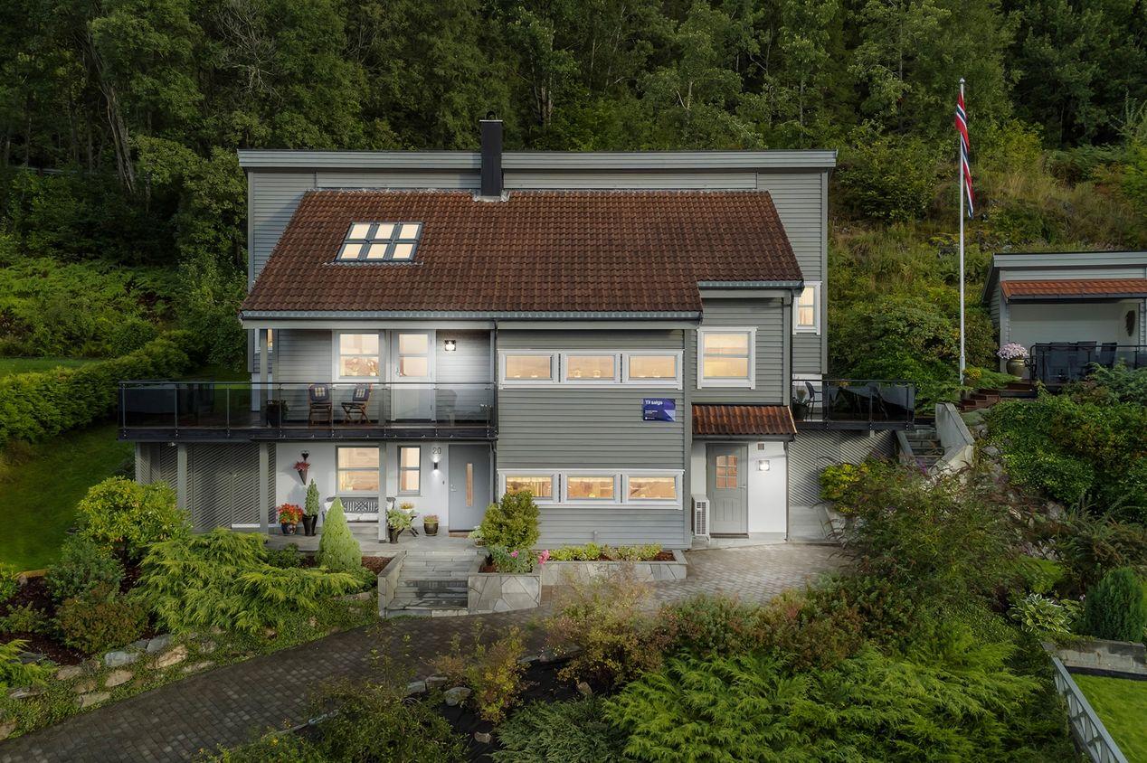 Vi har nå gleden av å presentere denne flotte boligeiendommen i Djupdalen for salg! 