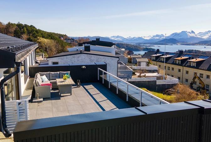 Leiligheten har en romslig terrasse på 37 m². 