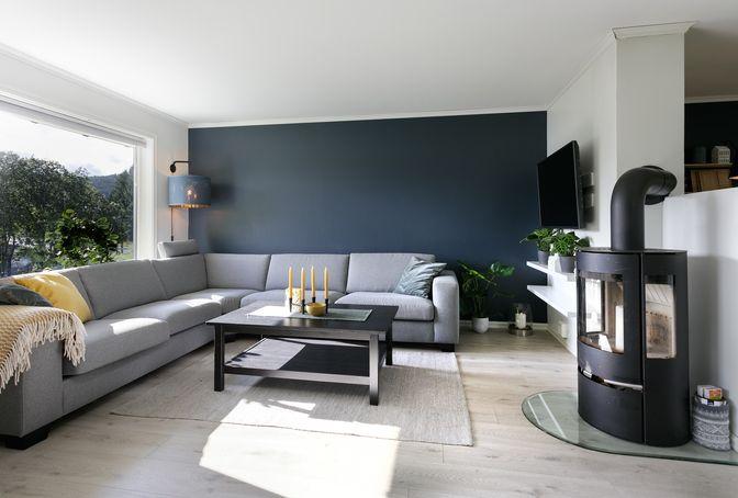 Lyst og koselig stue med tidsriktige farger