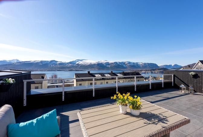 Det er utsikt mot fjorden fra terrassen.